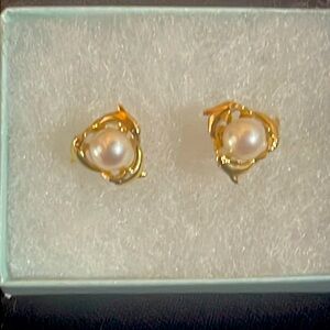 Gold and pearl earrings.